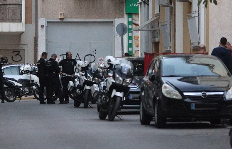 Αστυνομικές δυνάμεις έξω από το σπίτι του θύματος, στις 10/10/25 (φωτ.: EUROKINISSI / Γιάννης Παναγόπουλος)