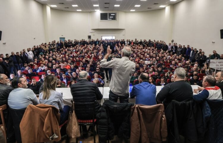 Στιγμιότυπο από την πανελλαδική σύσκεψη των αγροτών στη Νίκαια της Λάρισας (φωτ.: EUROKINISSI)