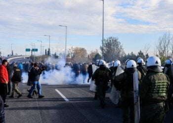 Ρίψη χημικών από τα ΜΑΤ εναντίον των αγροτών στον Πλατύκαμπο (φωτ.: EUROKINISSI)