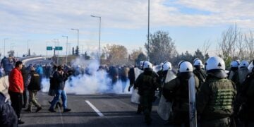 Ρίψη χημικών από τα ΜΑΤ εναντίον των αγροτών στον Πλατύκαμπο (φωτ.: EUROKINISSI)