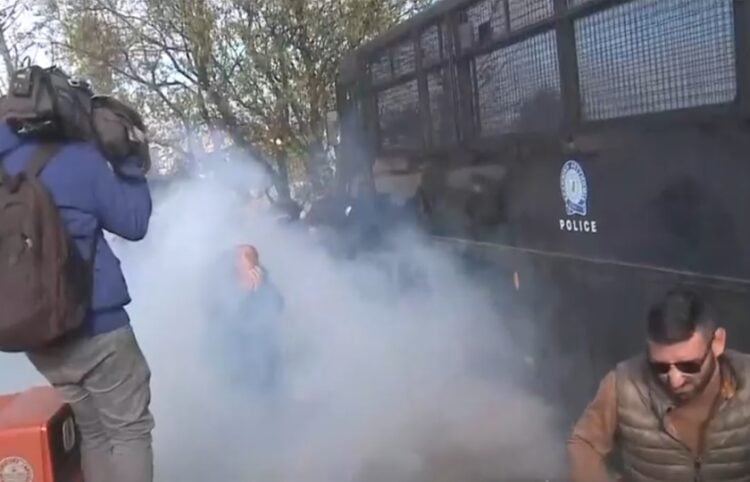 Αγρότες προσπαθούν να προστατευθούν από τα χημικά (φωτ.: glomex)