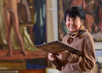 Η Αλμπίνα Ακρίτας στο στούντιο της (πηγή: albinaakritas.com)