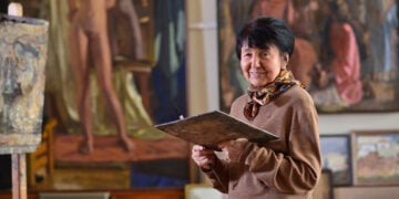 Η Αλμπίνα Ακρίτας στο στούντιο της (πηγή: albinaakritas.com)