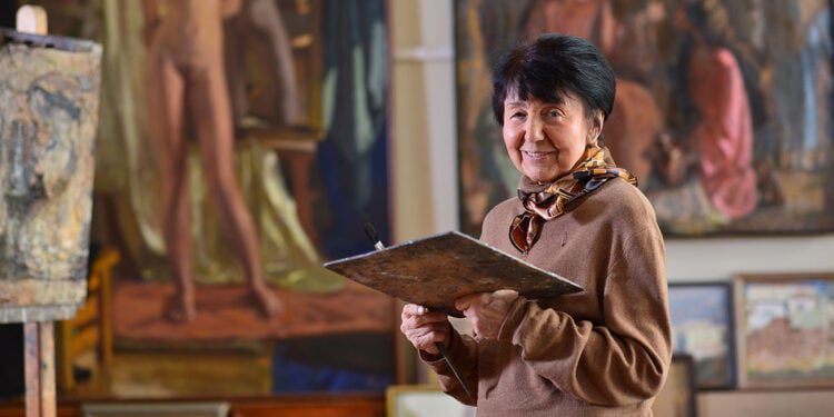 Η Αλμπίνα Ακρίτας στο στούντιο της (πηγή: albinaakritas.com)