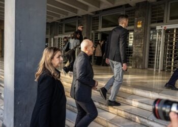 Οι γονείς του Άλκη Καμπανού προσήλθαν το πρωί στο δικαστήριο (φωτ.: ΜΟΤΙΟΝΤΕΑΜ/Βασίλης Βερβερίδης)