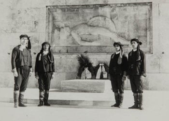 Κατάθεση στεφάνων στο μνημείο του Άγνωστου Στρατιώτη στις 26 Νοεμβρίου 1961, για τα 500 χρόνια από την Άλωση της Τραπεζούντας (φωτ.: Επιτροπή Ποντιακών Μελετών)