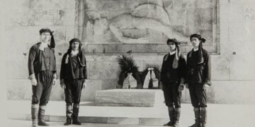 Κατάθεση στεφάνων στο μνημείο του Άγνωστου Στρατιώτη στις 26 Νοεμβρίου 1961, για τα 500 χρόνια από την Άλωση της Τραπεζούντας (φωτ.: Επιτροπή Ποντιακών Μελετών)