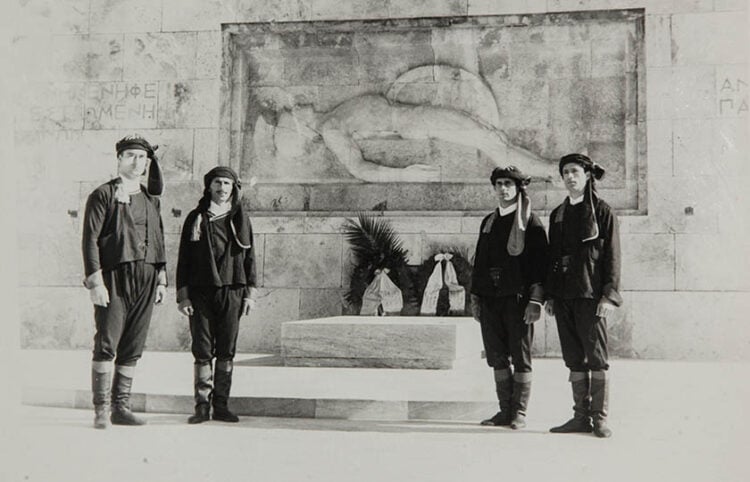 Κατάθεση στεφάνων στο μνημείο του Άγνωστου Στρατιώτη στις 26 Νοεμβρίου 1961, για τα 500 χρόνια από την Άλωση της Τραπεζούντας (φωτ.: Επιτροπή Ποντιακών Μελετών)