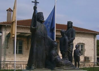 Σε πρώτο πλάνο το μνημείο ποντιακού και μικρασιατικού ελληνισμού στην Ανατολή και πίσω το παλιό δημοτικό σχολείο (φωτ.: facebook/Αδελφότητα Ποντίων & Μικρασιατών Ηπείρου)