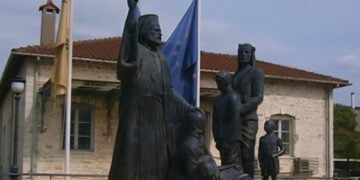 Σε πρώτο πλάνο το μνημείο ποντιακού και μικρασιατικού ελληνισμού στην Ανατολή και πίσω το παλιό δημοτικό σχολείο (φωτ.: facebook/Αδελφότητα Ποντίων & Μικρασιατών Ηπείρου)