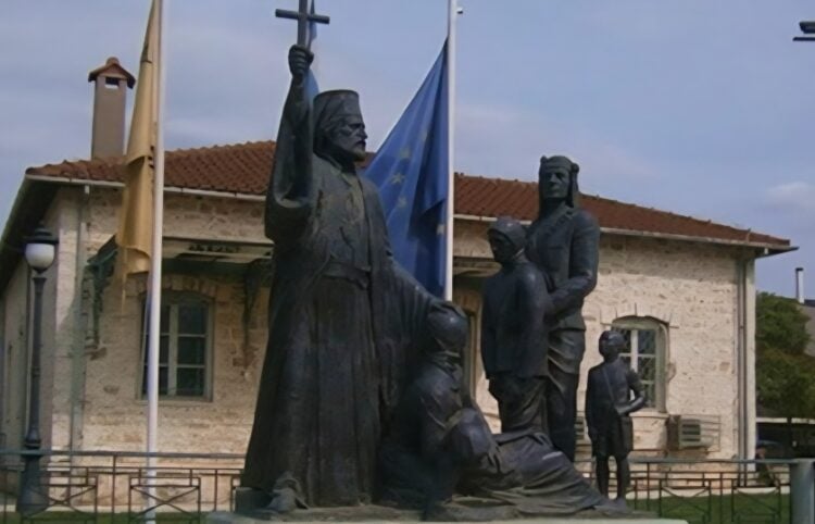 Σε πρώτο πλάνο το μνημείο ποντιακού και μικρασιατικού ελληνισμού στην Ανατολή και πίσω το παλιό δημοτικό σχολείο (φωτ.: facebook/Αδελφότητα Ποντίων & Μικρασιατών Ηπείρου)