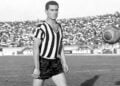 Ο Λευτέρης Αντωνιάδης με τη φανέλα της ΑΕΚ, το 1964 στον αγώνα με την Καλαμαριά που έληξε 3-1 υπέρ της Ένωσης (πηγή: INTIME)