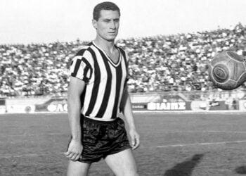 Ο Λευτέρης Αντωνιάδης με τη φανέλα της ΑΕΚ, το 1964 στον αγώνα με την Καλαμαριά που έληξε 3-1 υπέρ της Ένωσης (πηγή: INTIME)