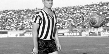 Ο Λευτέρης Αντωνιάδης με τη φανέλα της ΑΕΚ, το 1964 στον αγώνα με την Καλαμαριά που έληξε 3-1 υπέρ της Ένωσης (πηγή: INTIME)