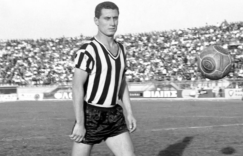 Ο Λευτέρης Αντωνιάδης με τη φανέλα της ΑΕΚ, το 1964 στον αγώνα με την Καλαμαριά που έληξε 3-1 υπέρ της Ένωσης (πηγή: INTIME)