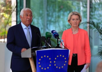 Ο πρόεδρος του Ευρωπαϊκού Συμβουλίου Αντόνιο Κόστα και η πρόεδρος της Ευρωπαϊκής Επιτροπής Ούρσουλα φον ντερ Λάιεν στη διάρκεια συνέντευξης Τύπου για το ευρωπαϊκό σχέδιο σχετικά με την ειρήνευση στην Ουκρανία (φωτ.: EPA/Ampe Rogerio)