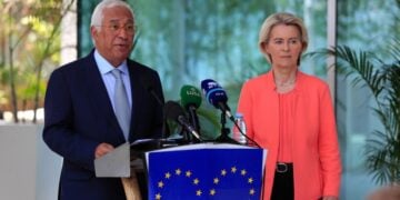 Ο πρόεδρος του Ευρωπαϊκού Συμβουλίου Αντόνιο Κόστα και η πρόεδρος της Ευρωπαϊκής Επιτροπής Ούρσουλα φον ντερ Λάιεν στη διάρκεια συνέντευξης Τύπου για το ευρωπαϊκό σχέδιο σχετικά με την ειρήνευση στην Ουκρανία (φωτ.: EPA/Ampe Rogerio)