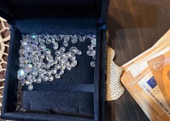 Κατά τη διάρκεια της αστυνομικής επιχείρησης κατασχέθηκαν αμφιβόλου γνησιότητας πολύτιμοι λίθοι και χαρτονομίσματα (φωτ.: ΕΛΑΣ)