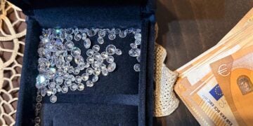 Κατά τη διάρκεια της αστυνομικής επιχείρησης κατασχέθηκαν αμφιβόλου γνησιότητας πολύτιμοι λίθοι και χαρτονομίσματα (φωτ.: ΕΛΑΣ)