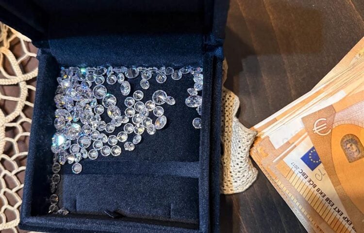 Κατά τη διάρκεια της αστυνομικής επιχείρησης κατασχέθηκαν αμφιβόλου γνησιότητας πολύτιμοι λίθοι και χαρτονομίσματα (φωτ.: ΕΛΑΣ)