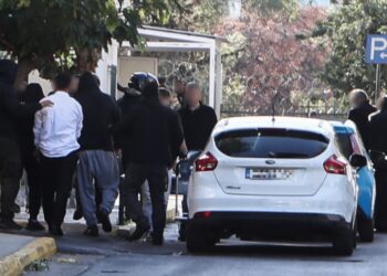 Στιγμιότυπο από την προσαγωγή των κατηγορούμενων στον ανακριτή (φωτ.: EUROKINISSI/Σωτήρης Δημητρόπουλος)