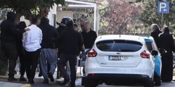 Στιγμιότυπο από την προσαγωγή των κατηγορούμενων στον ανακριτή (φωτ.: EUROKINISSI/Σωτήρης Δημητρόπουλος)