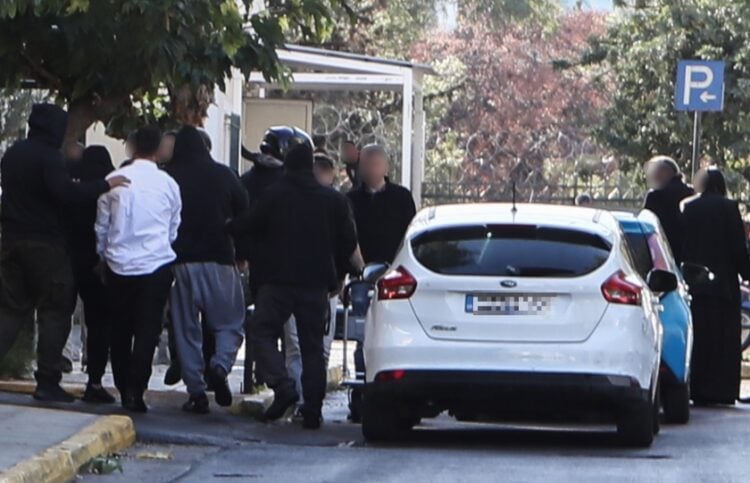 Στιγμιότυπο από την προσαγωγή των κατηγορούμενων στον ανακριτή (φωτ.: EUROKINISSI/Σωτήρης Δημητρόπουλος)