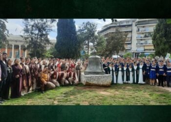 Οι χορευτές του Χαμασκαΐν γύρω από το μνημείο Γενοκτονίας των Αρμενίων στη Νέα Σμύρνη (φωτ.: facebook/Αρμενική Εθνική Επιτροπή Ελλάδος - Armenian National Committee of Greece)