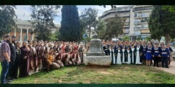 Οι χορευτές του Χαμασκαΐν γύρω από το μνημείο Γενοκτονίας των Αρμενίων στη Νέα Σμύρνη (φωτ.: facebook/Αρμενική Εθνική Επιτροπή Ελλάδος - Armenian National Committee of Greece)