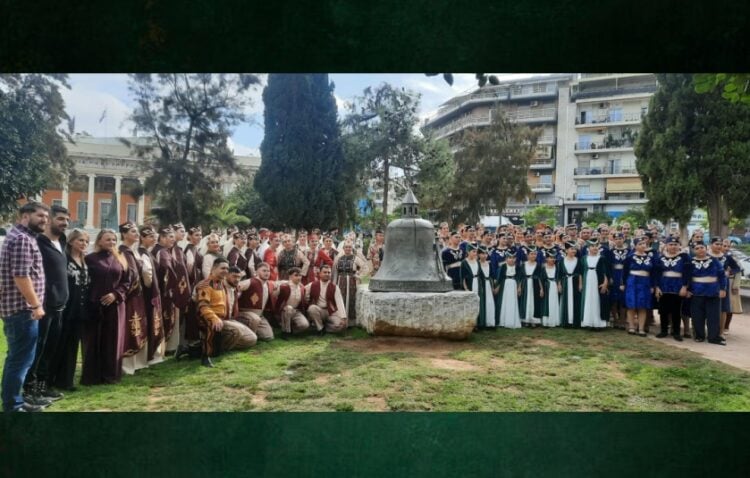Οι χορευτές του Χαμασκαΐν γύρω από το μνημείο Γενοκτονίας των Αρμενίων στη Νέα Σμύρνη (φωτ.: facebook/Αρμενική Εθνική Επιτροπή Ελλάδος - Armenian National Committee of Greece)