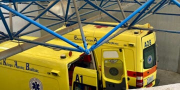 Ασθενοφόρα στο «Βενιζέλειο» Νοσοκομείο Ηρακλείου (φωτ.: ΑΠΕ-ΜΠΕ / Νίκος Χαλκιαδάκης)