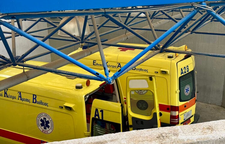 Ασθενοφόρα στο «Βενιζέλειο» Νοσοκομείο Ηρακλείου (φωτ.: ΑΠΕ-ΜΠΕ / Νίκος Χαλκιαδάκης)