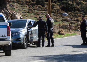 Αστυνομικοί εξακολουθούν να ερευνούν για τους τρεις εμπλεκόμενους στο αιματοκύλισμα (φωτ.: EUROKINISSI/Στέφανος Ραπάνης)