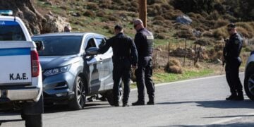 Αστυνομικοί εξακολουθούν να ερευνούν για τους τρεις εμπλεκόμενους στο αιματοκύλισμα (φωτ.: EUROKINISSI/Στέφανος Ραπάνης)