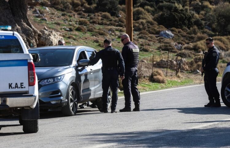 Αστυνομικοί εξακολουθούν να ερευνούν για τους τρεις εμπλεκόμενους στο αιματοκύλισμα (φωτ.: EUROKINISSI/Στέφανος Ραπάνης)