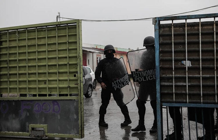 Επιχείρηση για την εκκένωση κλειστής δομής (φωτ.: αρχείο EUROKINISSI / Βασίλης Ρεμπάπης)