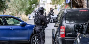 Πάνοπλος αστυνομικός στα Βορίζια Ηρακλείου Κρήτης, Σάββατο 1 Νοεμβρίου 2025 (φωτ.: EUROKINISSI / Στέφανος Ραπάνης)