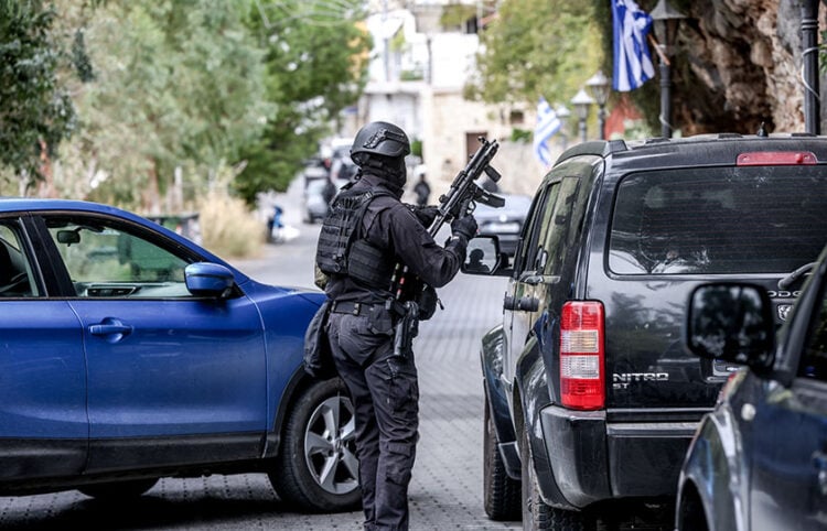 Πάνοπλος αστυνομικός στα Βορίζια Ηρακλείου Κρήτης, Σάββατο 1 Νοεμβρίου 2025 (φωτ.: EUROKINISSI / Στέφανος Ραπάνης)