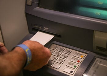 Απόδειξη μετά την ανάληψη μετρητών (φωτ.: EUROKINISSI / Βασίλης Ρεμπάπης)