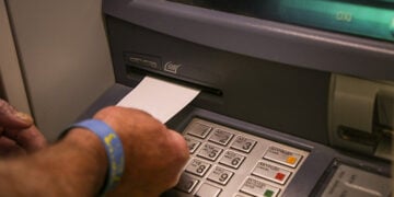 Απόδειξη μετά την ανάληψη μετρητών (φωτ.: EUROKINISSI / Βασίλης Ρεμπάπης)