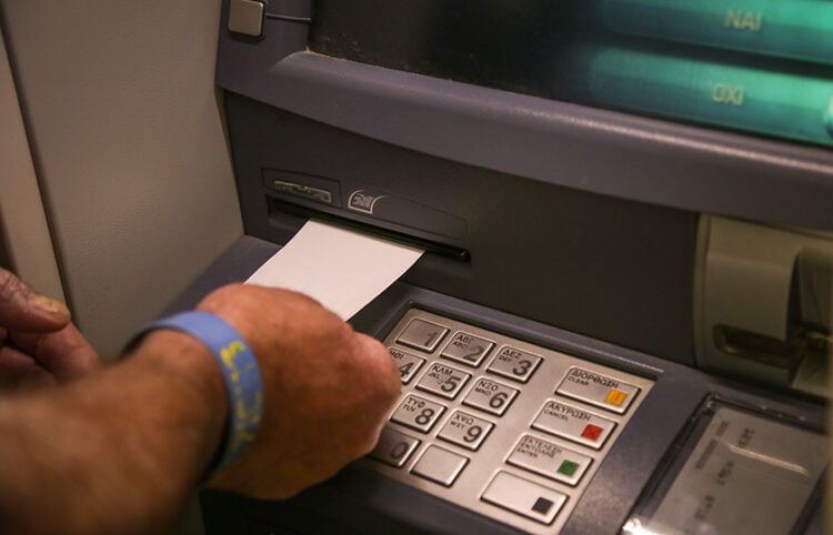 Απόδειξη μετά την ανάληψη μετρητών (φωτ.: EUROKINISSI / Βασίλης Ρεμπάπης)