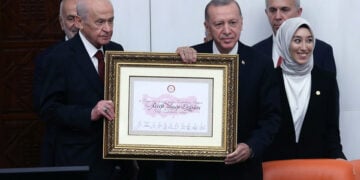 Ερντογάν και Μπαχτσελί στην Εθνοσυνέλευση κατά τη διάρκεια της ορκωμοσίας του Τούρκου πρόεδρου, 3 Ιουνίου 2023 (φωτ.: EPA / Necati Savas)