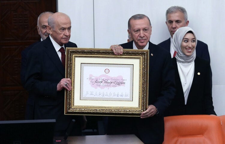 Ερντογάν και Μπαχτσελί στην Εθνοσυνέλευση κατά τη διάρκεια της ορκωμοσίας του Τούρκου πρόεδρου, 3 Ιουνίου 2023 (φωτ.: EPA / Necati Savas)