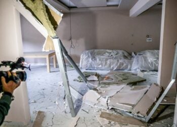 Ζημιές από τη βομβιστική επίθεση στο νεόδμητο σπίτι της μίας οικογένειας, επίθεση η οποία πυροδότησε τη δολοφονική επίθεση με τα καλάσνικοφ (φωτ.: EUROKINISSI/Στέφανος Ραπάνης)