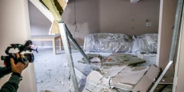 Ζημιές από τη βομβιστική επίθεση στο νεόδμητο σπίτι της μίας οικογένειας, επίθεση η οποία πυροδότησε τη δολοφονική επίθεση με τα καλάσνικοφ (φωτ.: EUROKINISSI/Στέφανος Ραπάνης)