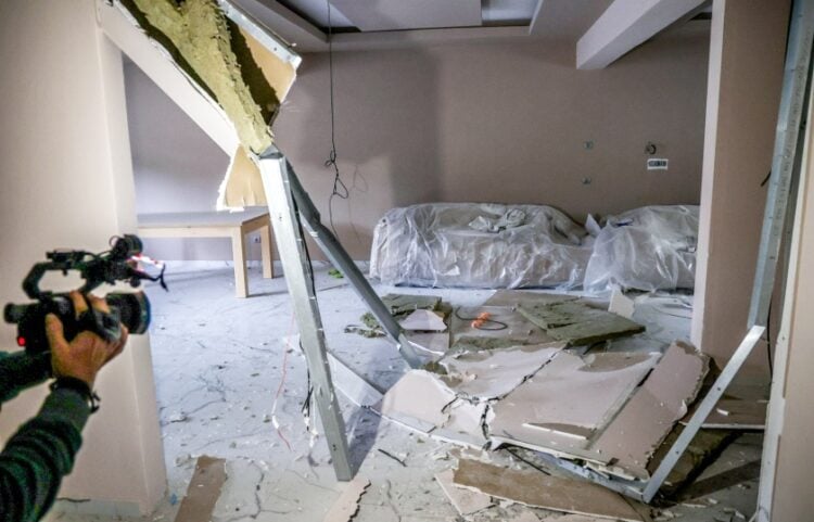 Ζημιές από τη βομβιστική επίθεση στο νεόδμητο σπίτι της μίας οικογένειας, επίθεση η οποία πυροδότησε τη δολοφονική επίθεση με τα καλάσνικοφ (φωτ.: EUROKINISSI/Στέφανος Ραπάνης)
