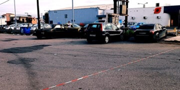 Το σημείο όπου μαχαιρώθηκε ο 23χρονος στη Χαλκίδα,  στην οδό Ληλαντίων (φωτ.:  EUROKINISSI / Κώστας Μούντριχας)