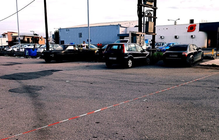 Το σημείο όπου μαχαιρώθηκε ο 23χρονος στη Χαλκίδα,  στην οδό Ληλαντίων (φωτ.:  EUROKINISSI / Κώστας Μούντριχας)