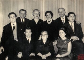 Μπροστά: Λεβόν Μπλετζιάν, Αγαβνί Ταστζιάν και Νάντια-Αναχίντ Σαραφιάν. Πίσω: Φρανκ Μπλετζιάν, Οβάννες Μπλετζιάν, Νάζεν Μπλετζιάν, Νβάρτ Μπασματζιάν, Χάικ Μπασματζιάν, Χραντ-Μικαέλ Μπασματζιάν (πηγή: houshamadyan.org)