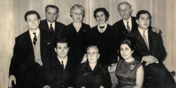 Μπροστά: Λεβόν Μπλετζιάν, Αγαβνί Ταστζιάν και Νάντια-Αναχίντ Σαραφιάν. Πίσω: Φρανκ Μπλετζιάν, Οβάννες Μπλετζιάν, Νάζεν Μπλετζιάν, Νβάρτ Μπασματζιάν, Χάικ Μπασματζιάν, Χραντ-Μικαέλ Μπασματζιάν (πηγή: houshamadyan.org)